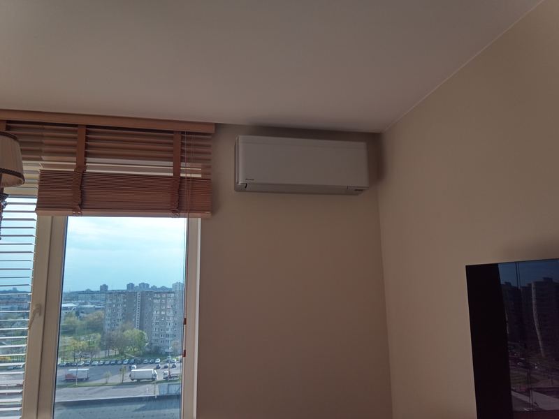 Sieninis kondicionieriaus vidinis blokas kambaryje