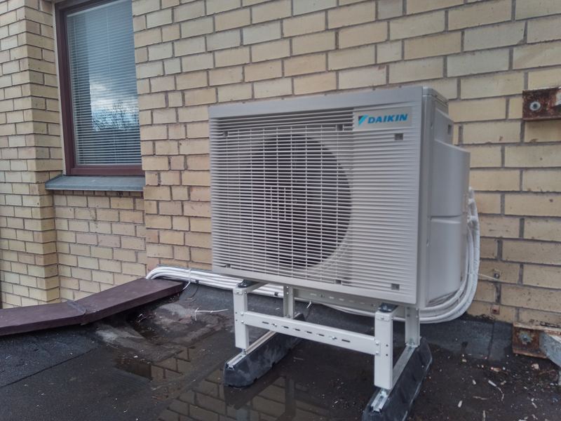 Daikin išorinis blokas ant stogo